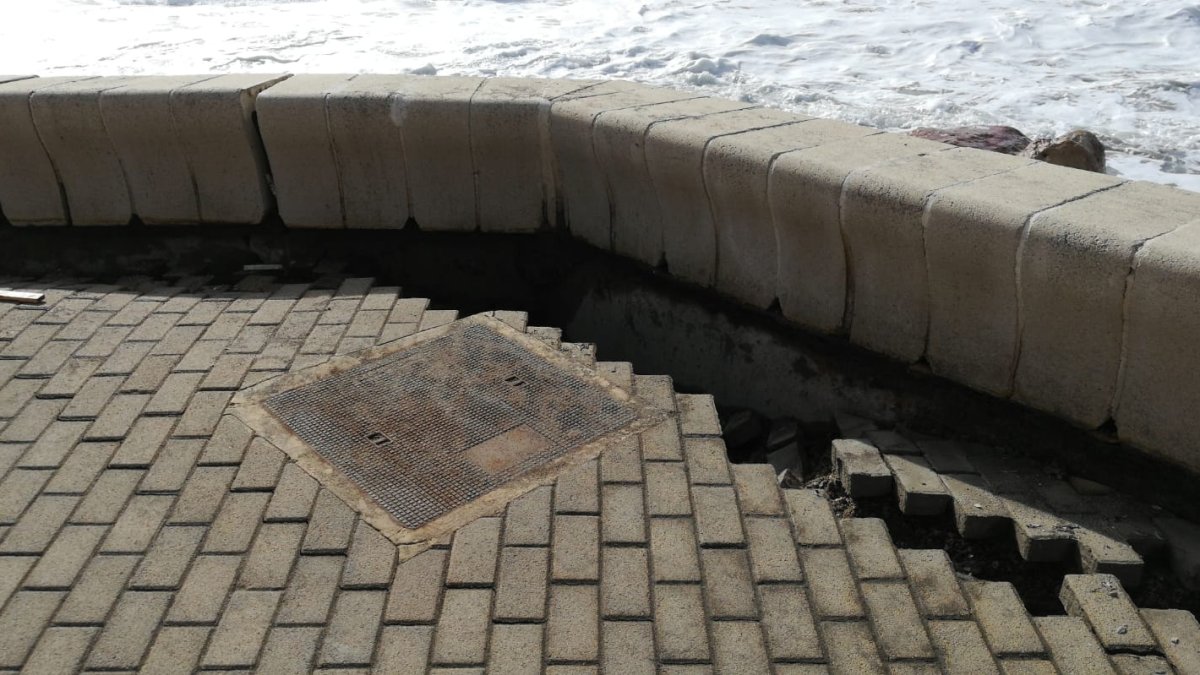 Hundimiento del firme en un tramo del paseo marítimo de Balerma.