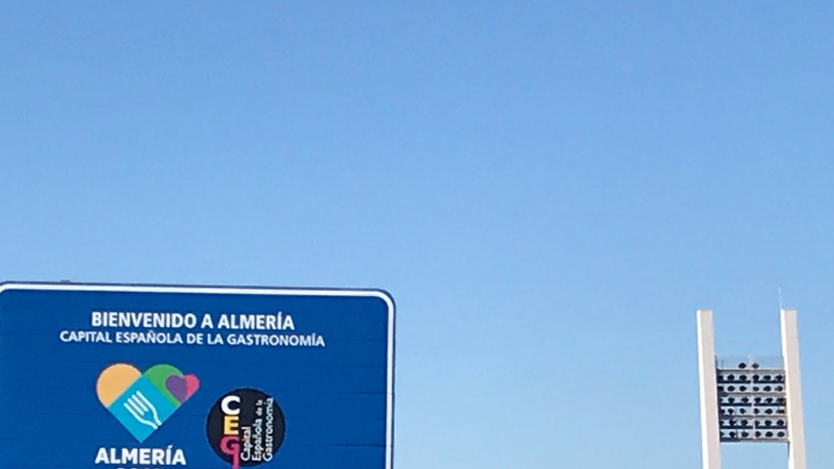Cartel de bienvenida a Almería que anuncia la capitalidad gastronómica en la rotonda del Estadio
