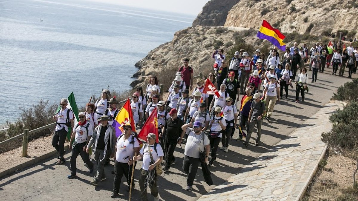 Senderistas siguen los pasos de los desplazados en 1937.