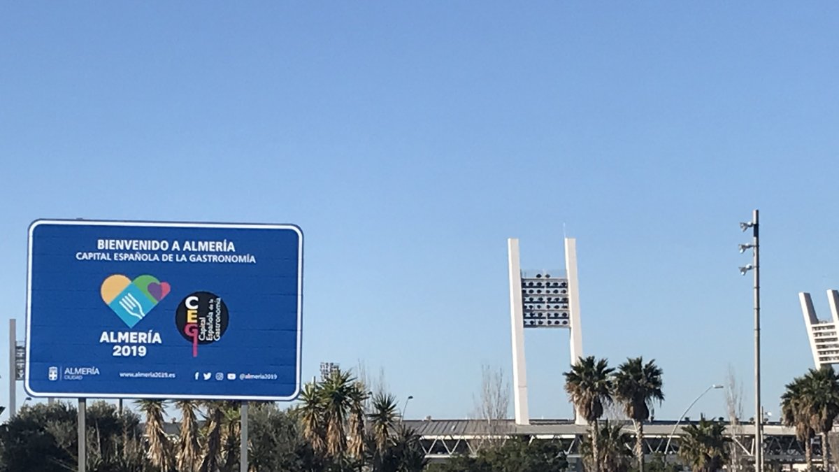 Entrada a la ciudad por la rotonda del Estadio Mediterrráneo con cartelería de Almería 2019