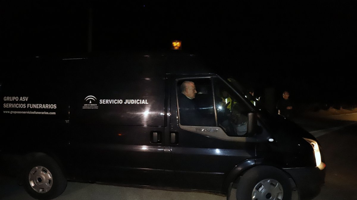 La comisión judicial llega al lugar del pozo