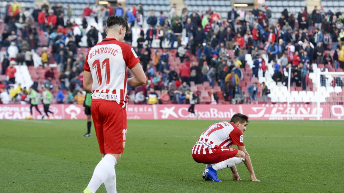 Los jugadores del Almería lo intentaron ante un gran rival.