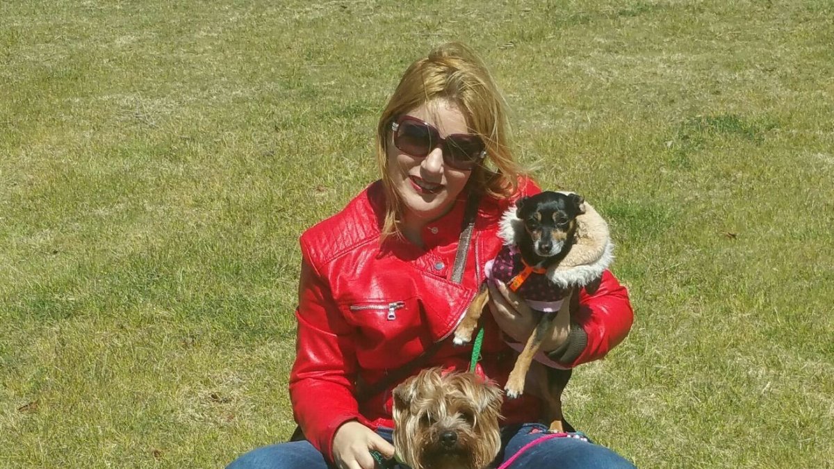 Foto de Loli Alférez Martín junto a sus dos ángeles de cuatro patas. Foto: Ricardo Alba