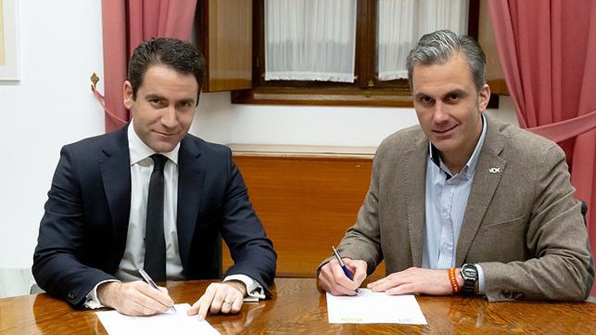 PP y Vox firman su acuerdo para que la derecha gobierne en Andalucía.