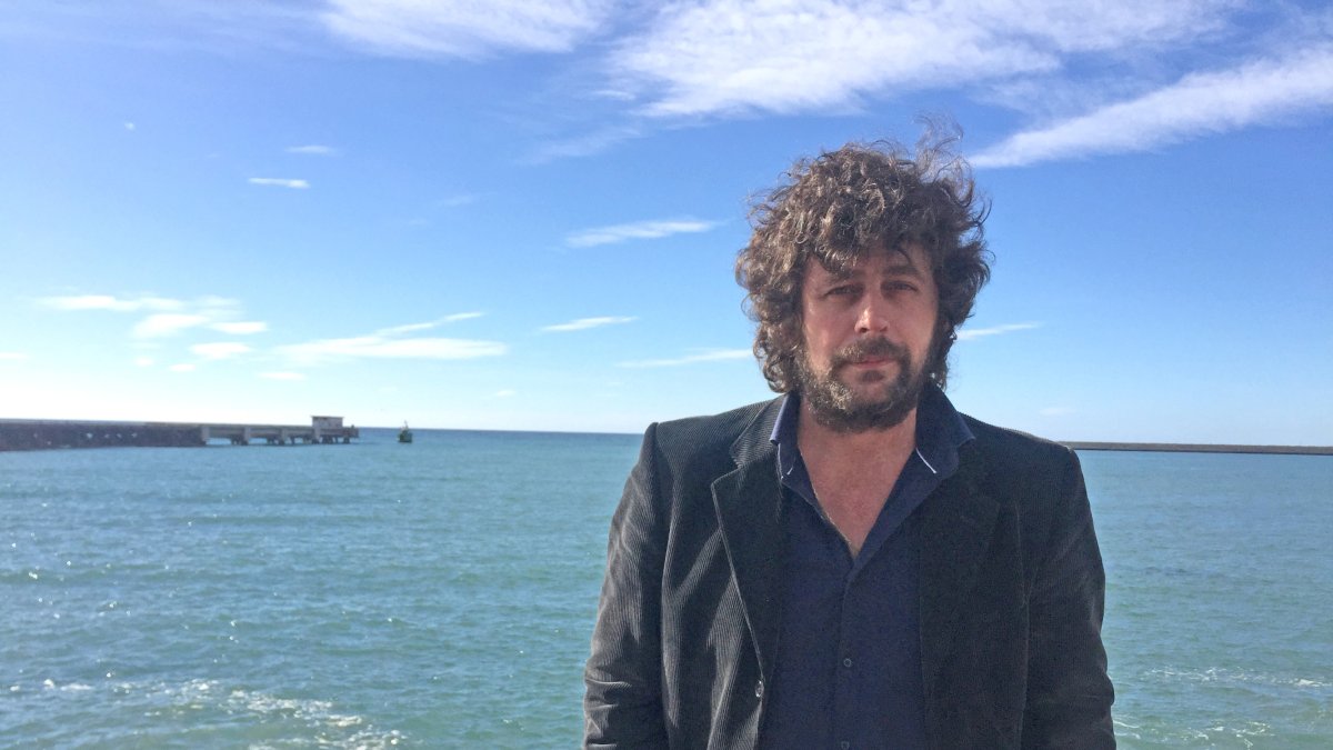 David del Pino en el Paseo Marítimo de Almería, después de la entrevista.