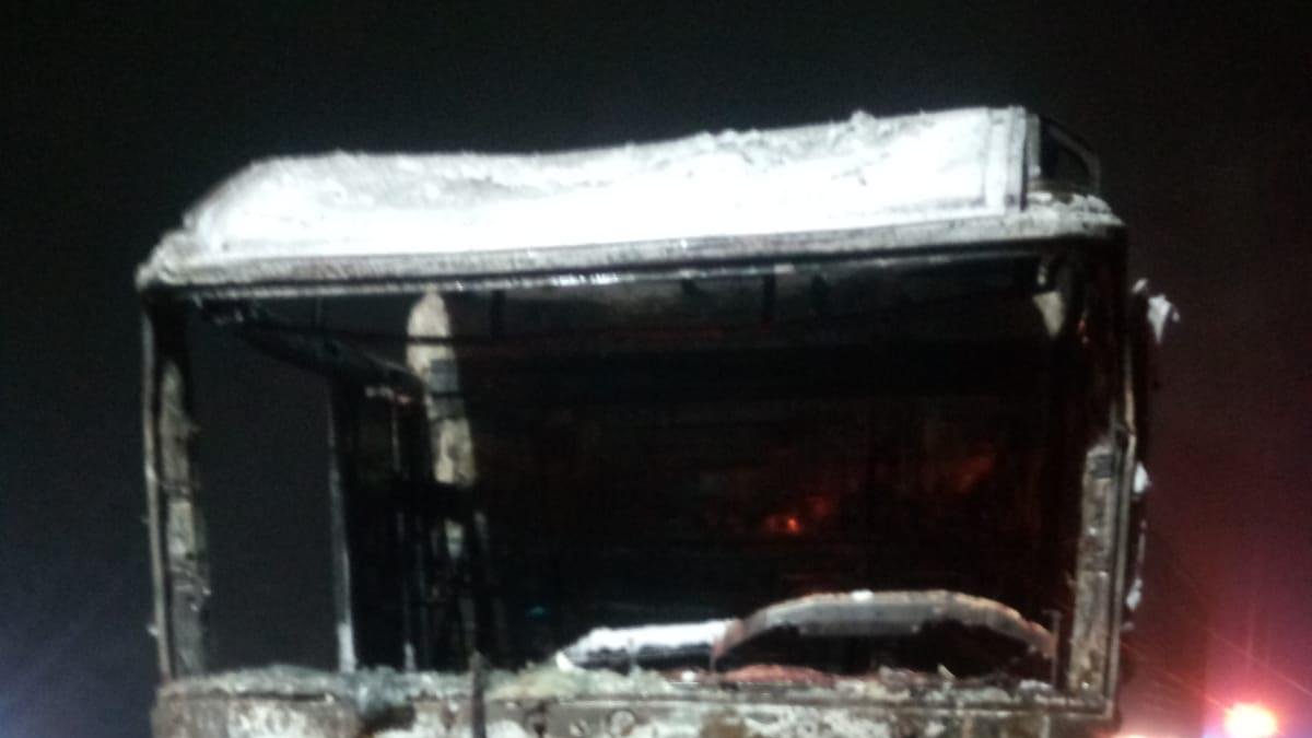 Imagen del camión incendiado anoche cedida por Bomberos del Levante.