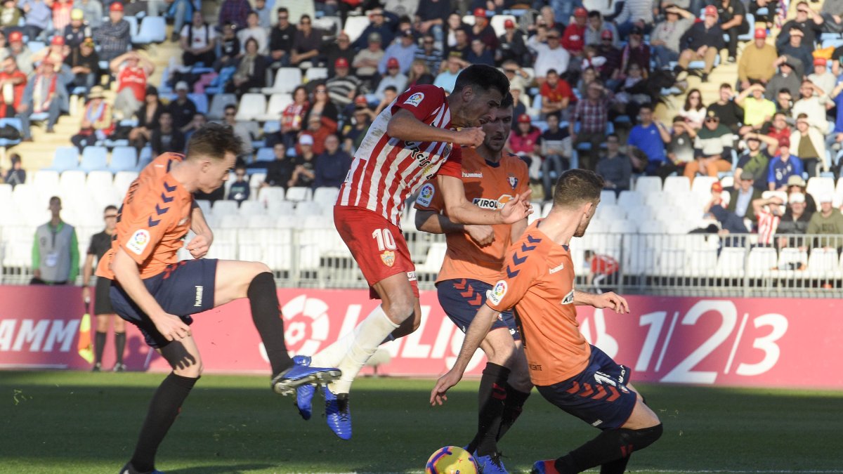 Juan Carlos Real salta en una jugada del partido ante Osasuna.