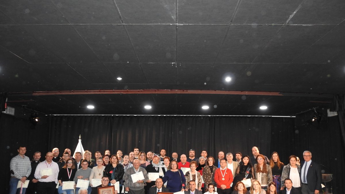 Foto de familia de los donantes homenajeados.