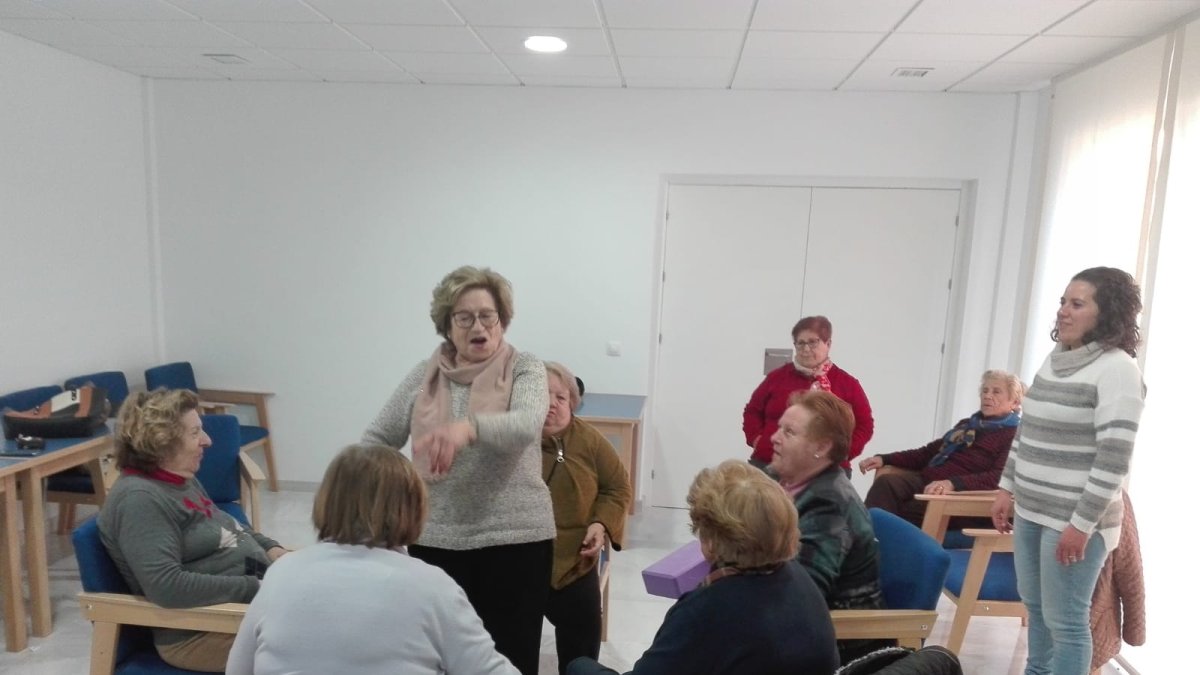 Vecinas de Cantoria participando en las primeras actividades en el centro.