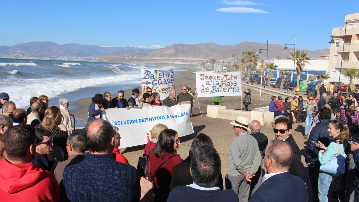 Plataforma por la playa de Balerma, vecinos y representes políticos durante la concentración en Balerma.