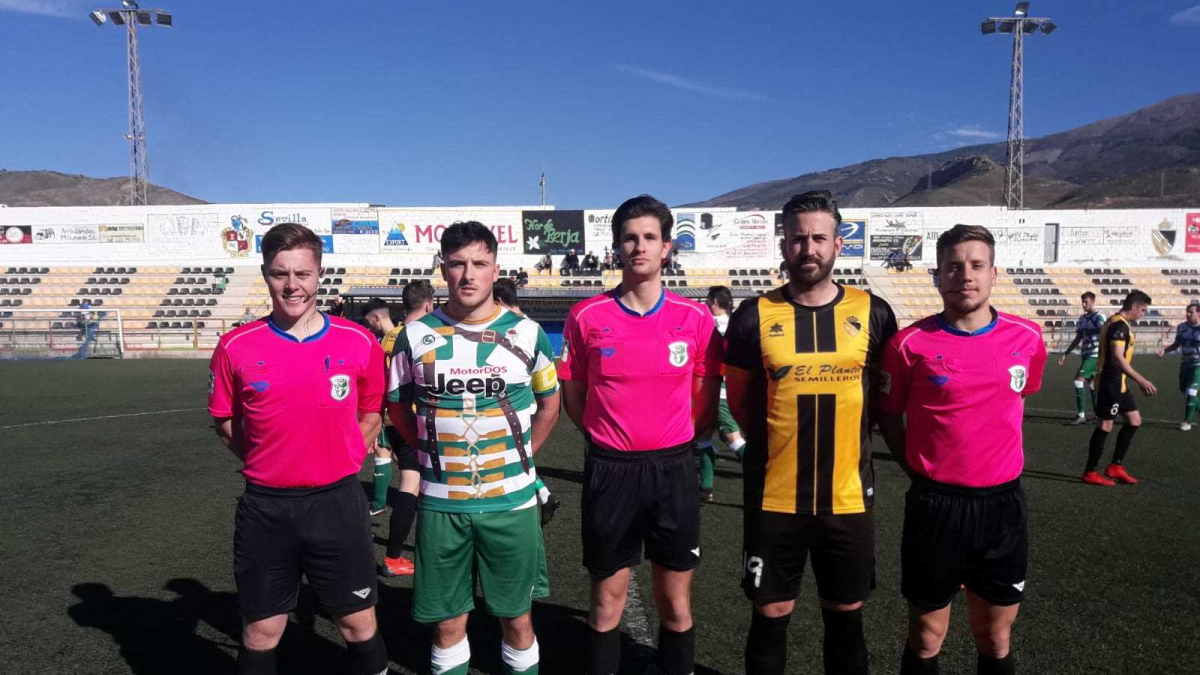 Los capitanes con los colegiados.