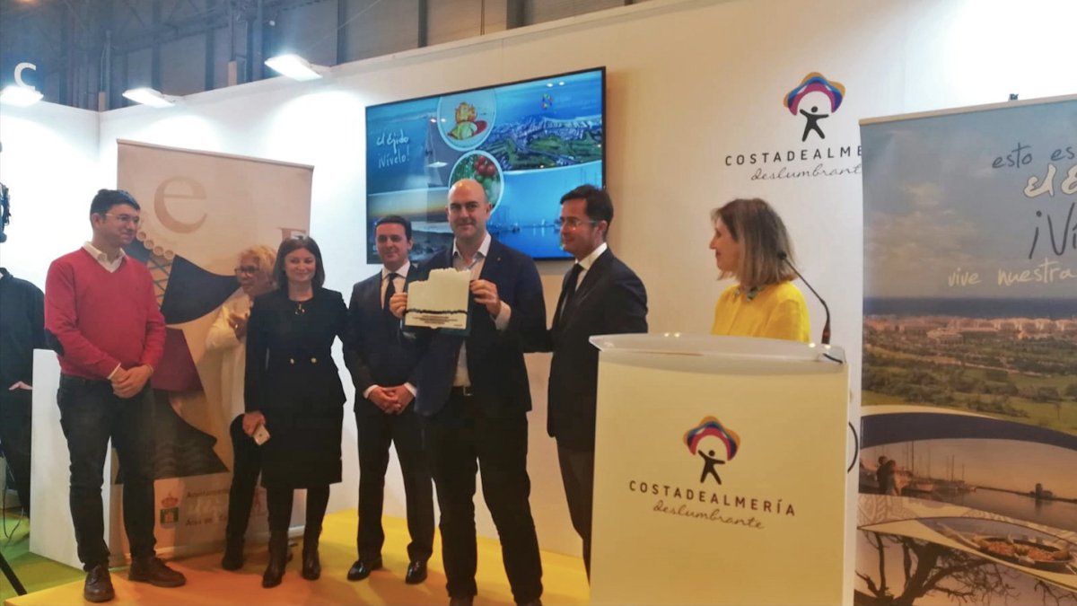Jesús Barranco recibe el premio de manos de Francisco Góngora.