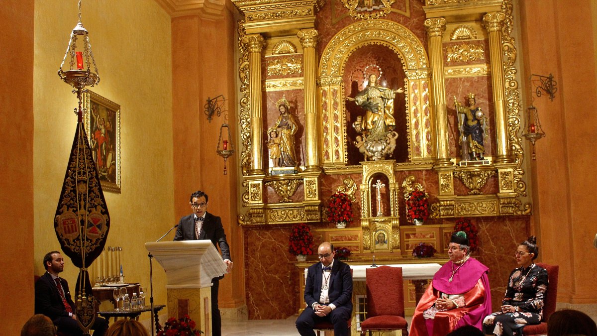 Isaac Marín pronunciando su pregón junto al consiliario, la hermana mayor, presentador y mantenedor.