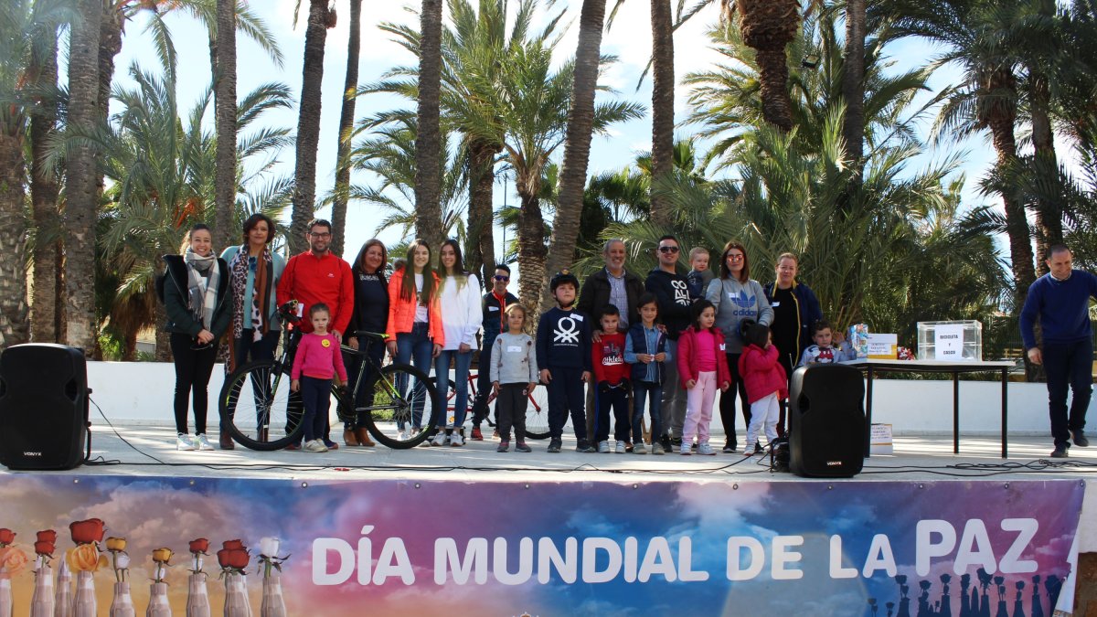 Autoridades y niños participantes en el acto.