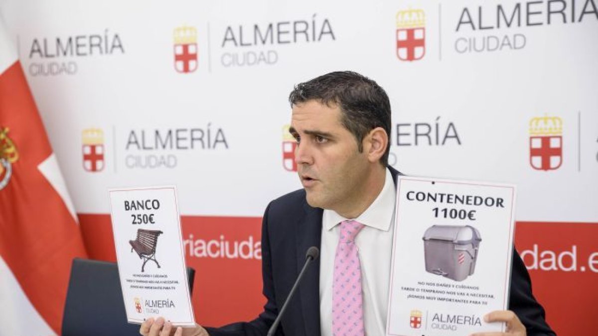 Juanjo Alonso, concejal de Servicios Municipales en la presentación de una campaña de concienciación.