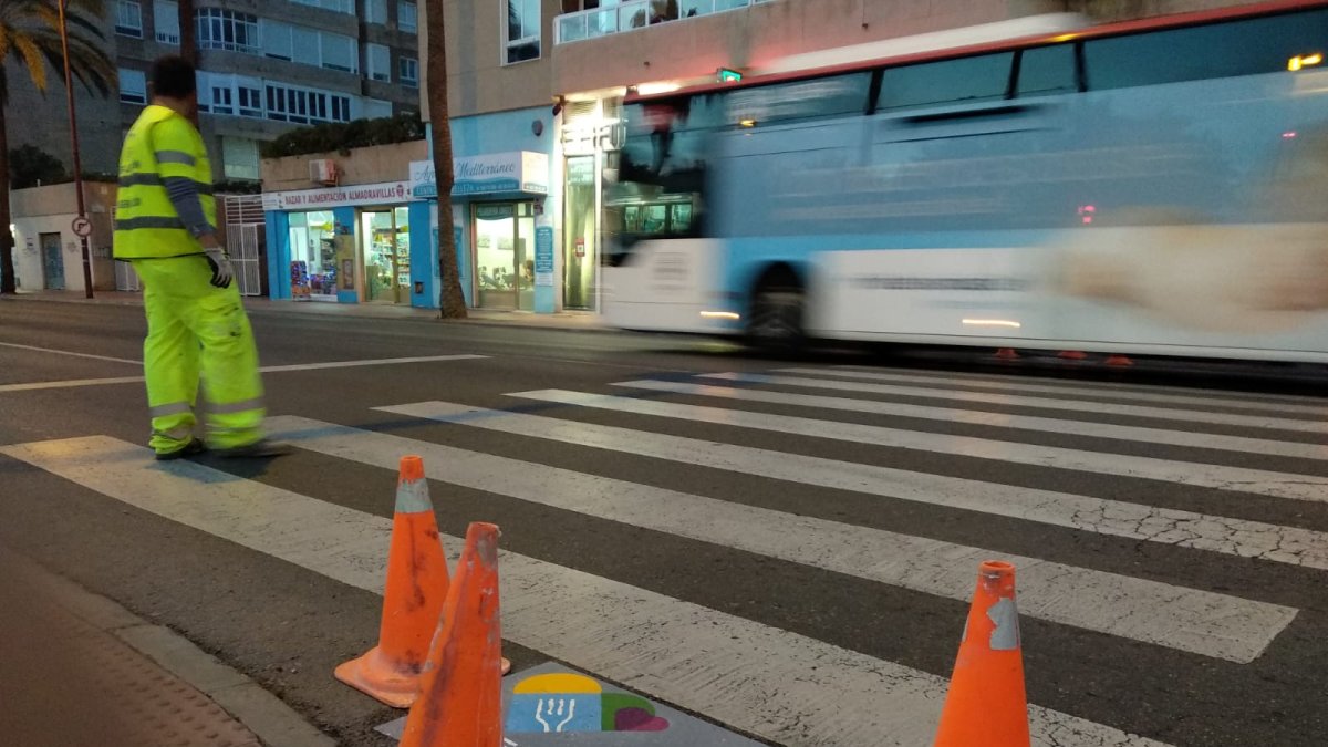 Algunos pasos de peatones ya muestran la imagen de la Capitalidad Gastronómica.
