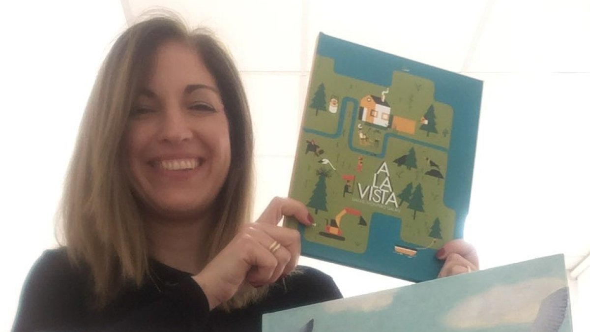 Sirvent con los títulos de su catálogo que han llamado la atención de Cuatrogatos.