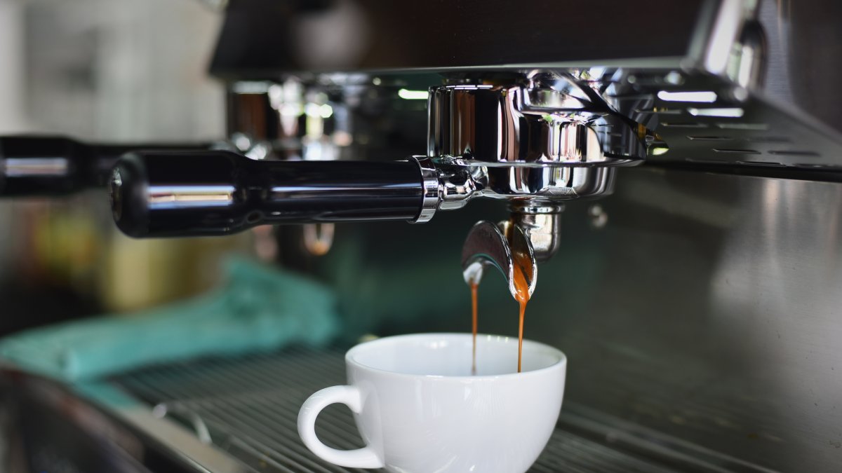 El alumnado se familiarizará con el uso de la maquinaria de una cafetería.