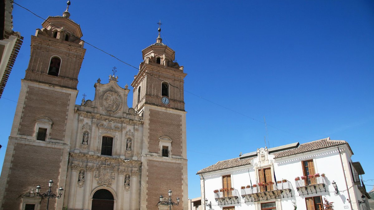 La Iglesia de Nuestra Señora de la Encarnación, junto al Ayuntamiento.