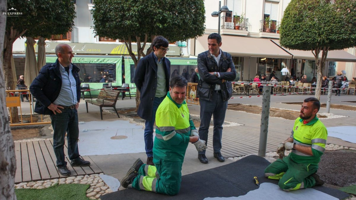 Colocación del césped artificial en la Plaza Marqués de Heredia.