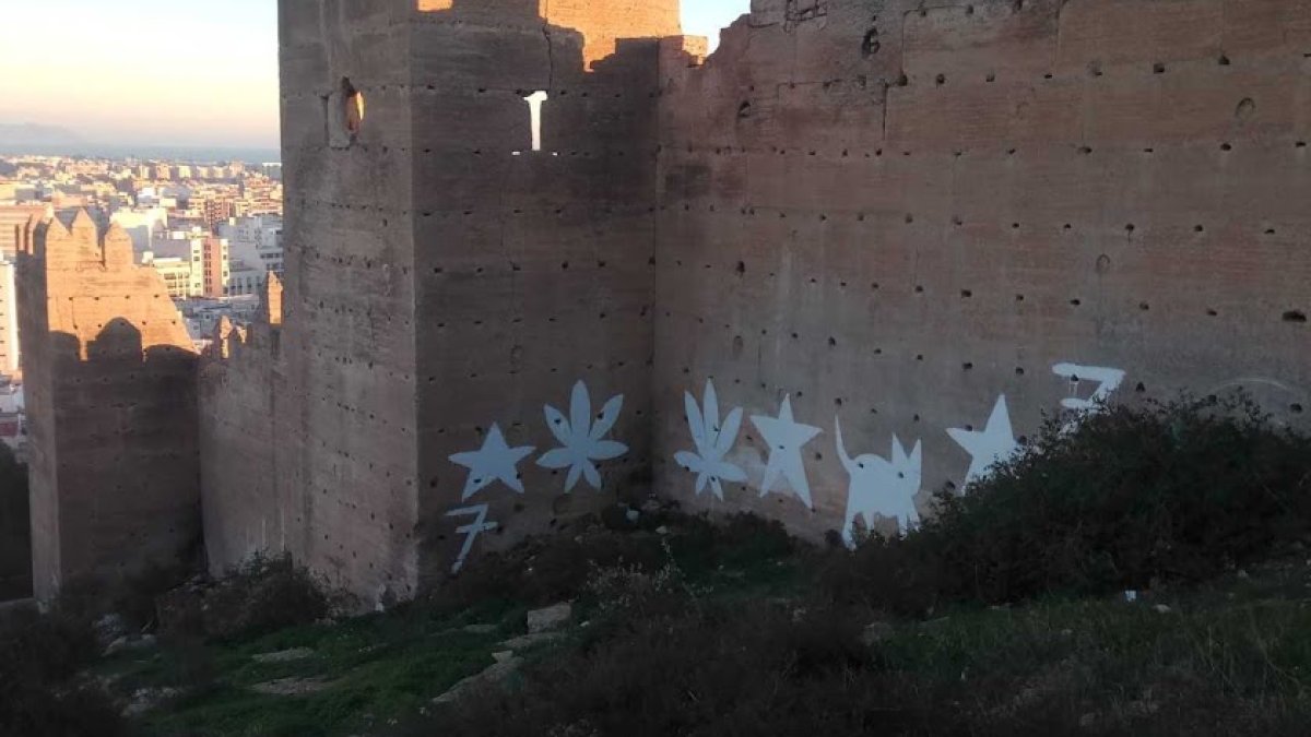 Pintadas en la muralla del Cerro.