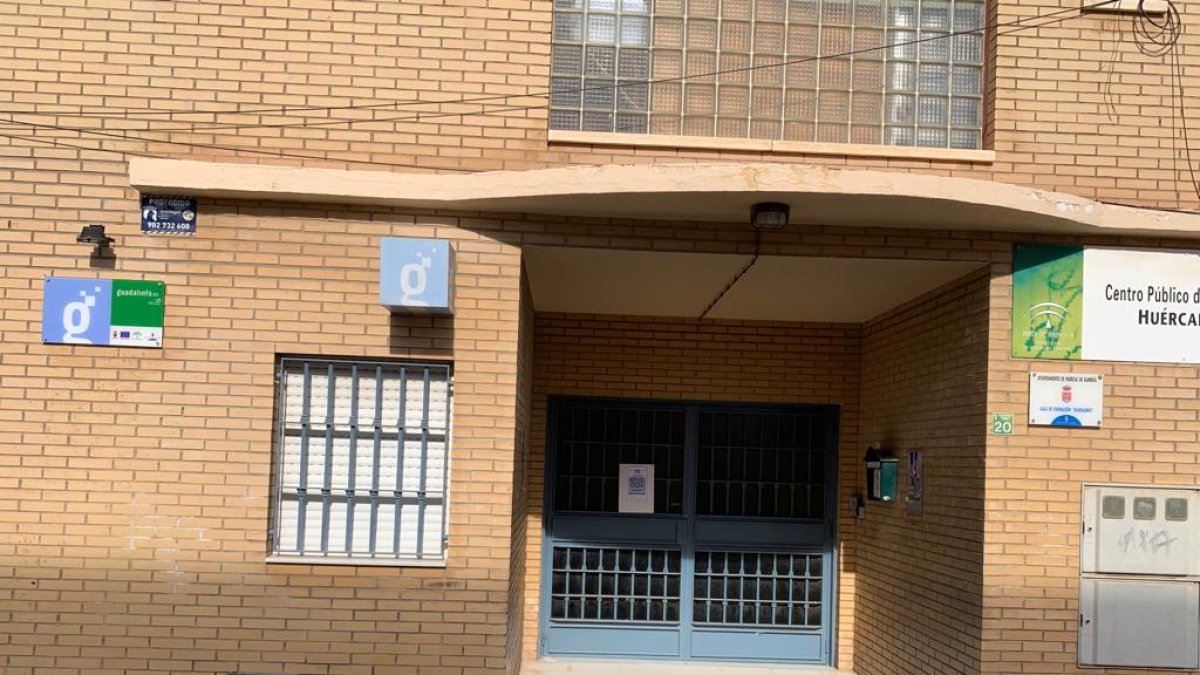 Fachada del centro Guadalinfo en la localidad de Huércal de Almería.