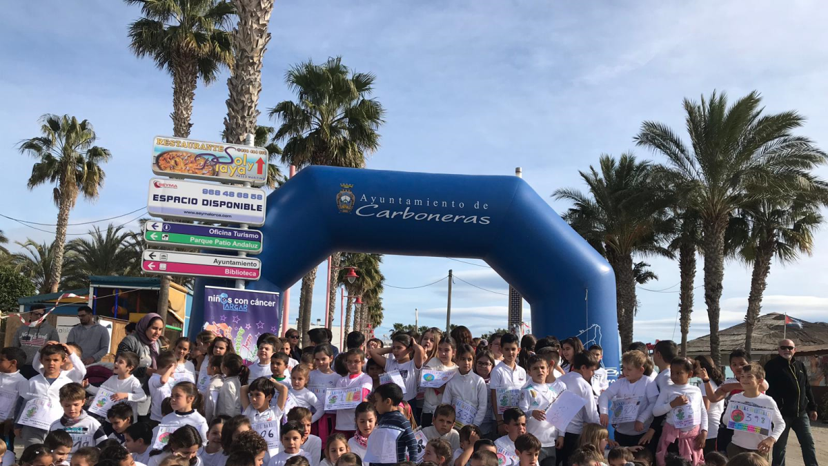 Una jornada de fiesta en Carboneras por la paz.