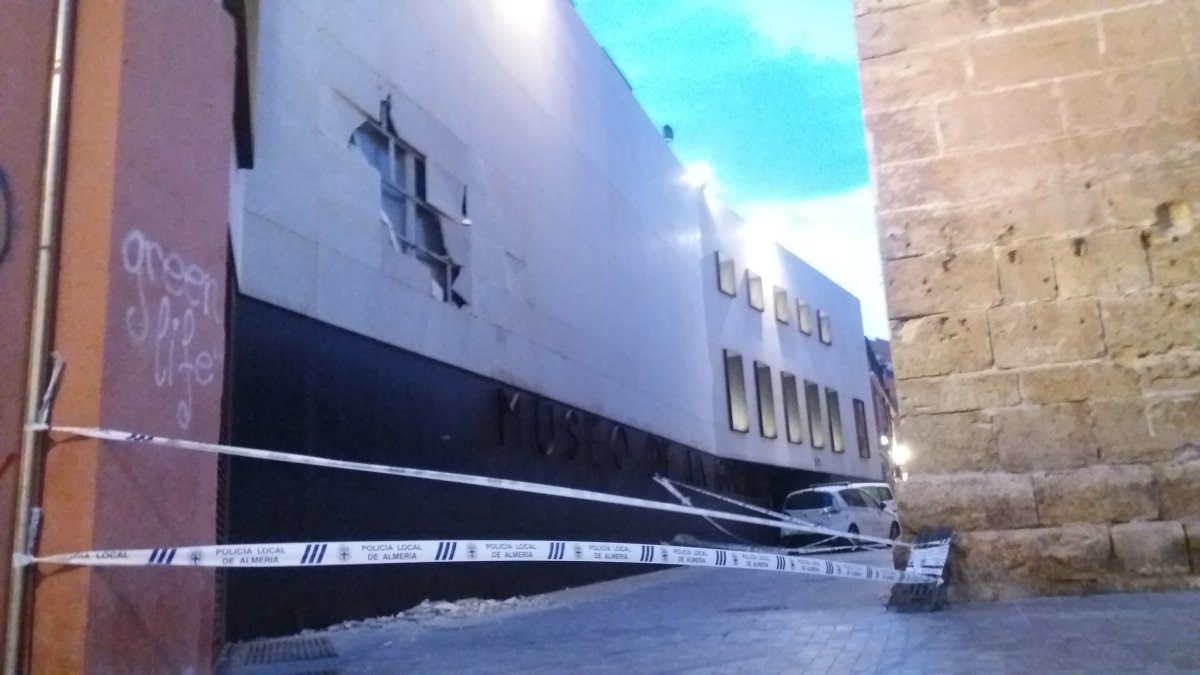El viento ha derribado parte de la fachada del Museo de la Guitarra