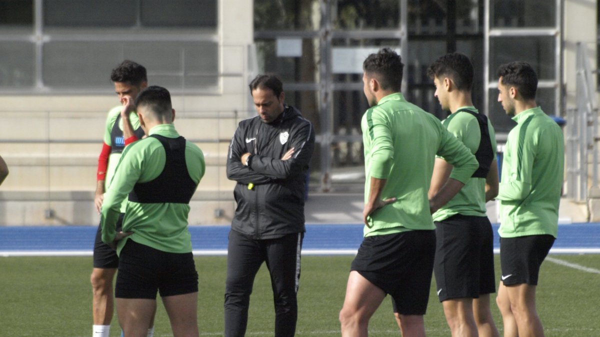 Fran Fernández se queda con 25 futbolistas.