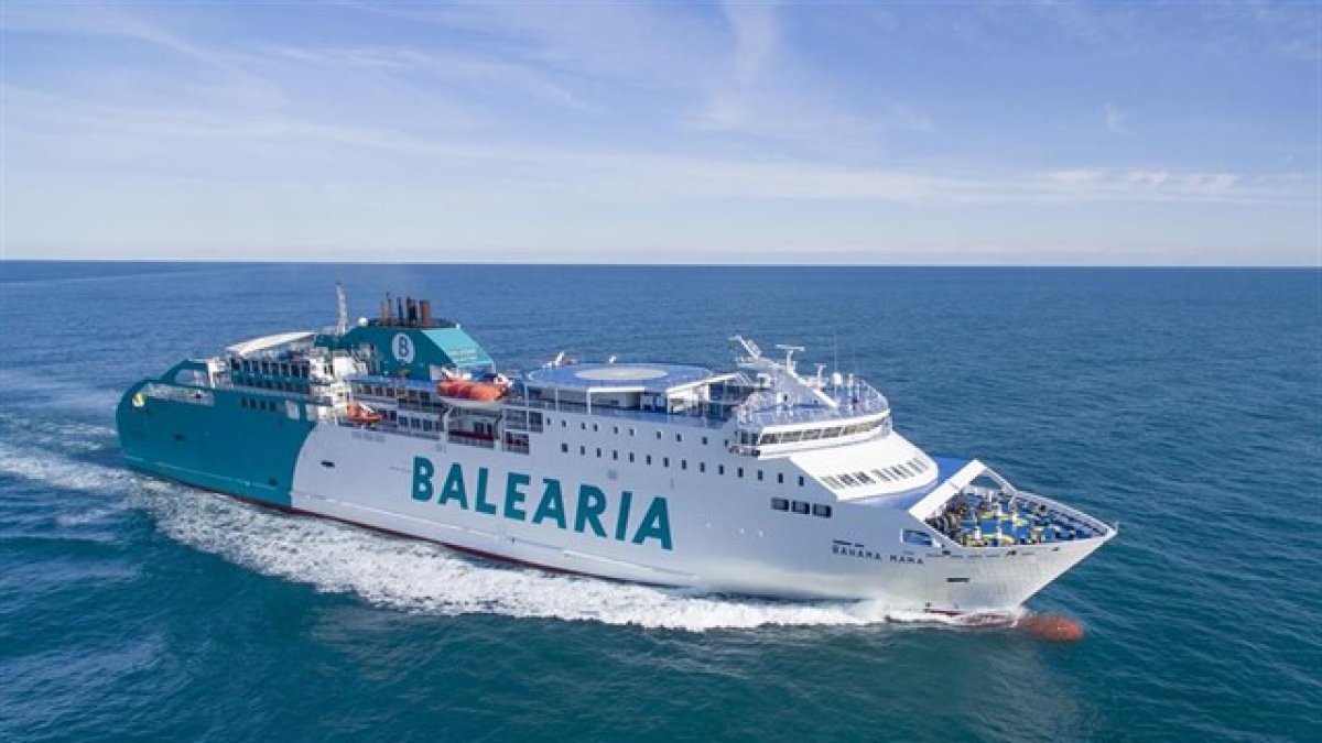 Uno de los buques de Baleària.
