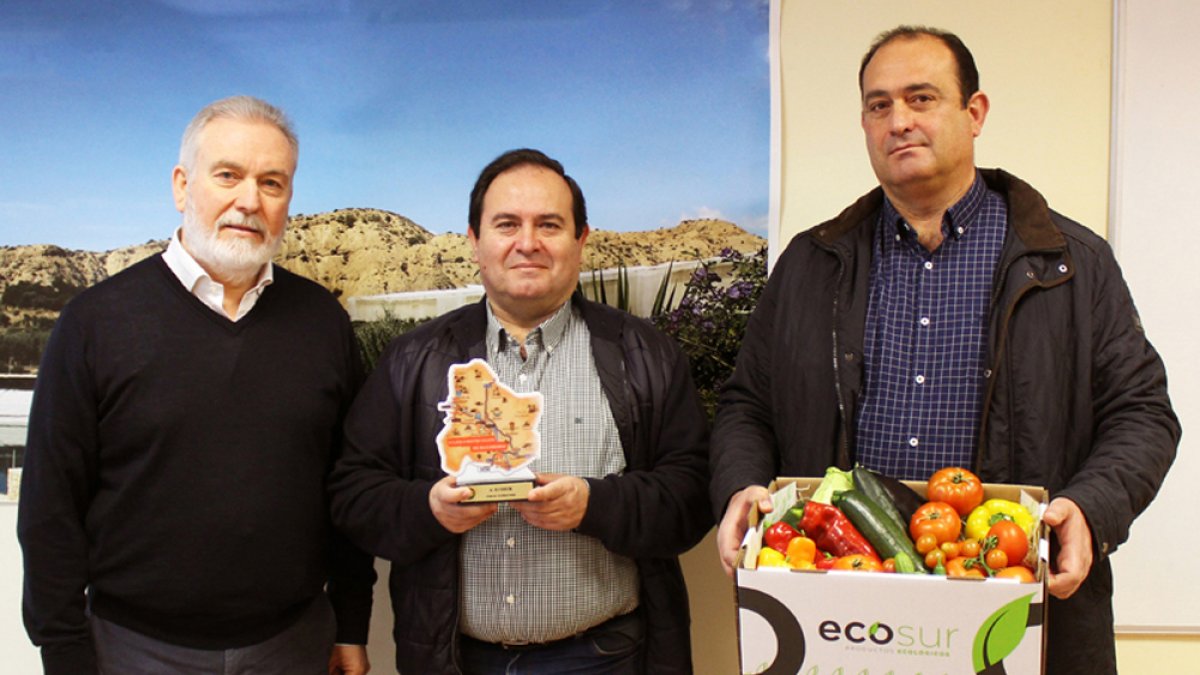 El presidente de la Mancomunidad junto a representantes de Ecosur.