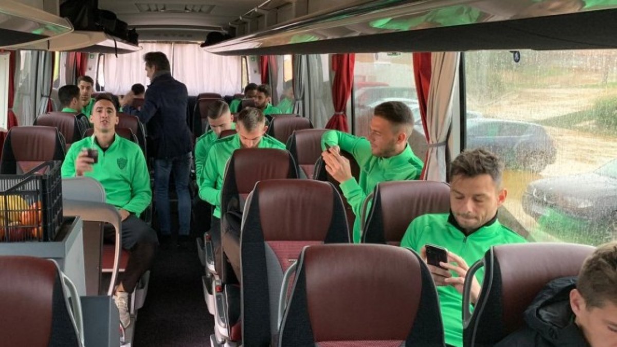 La expedición del Almería poco antes de iniciar el viaje a Málaga.