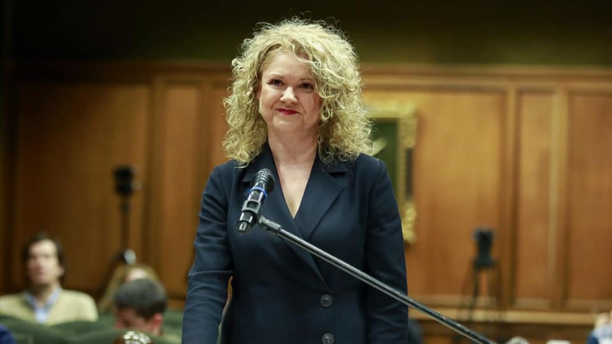 Maria Ángeles Morales, jurando su cargo de diputada provincial.