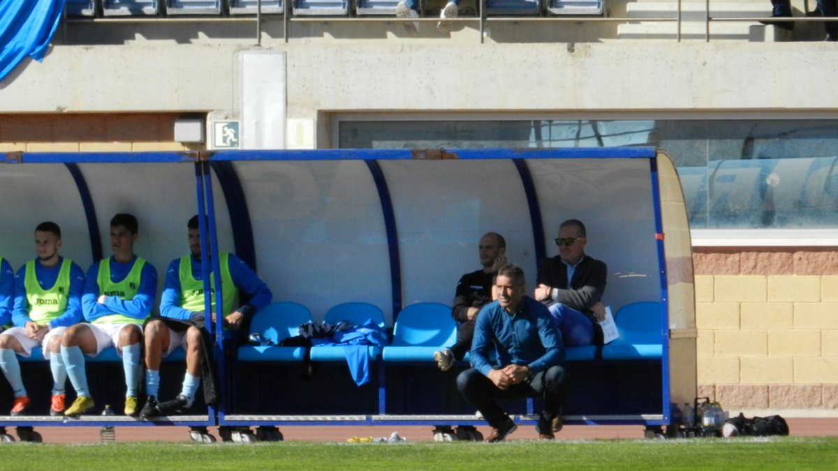 El técnico celeste dirigiendo a los suyos desde el banquillo de Santo Domingo.