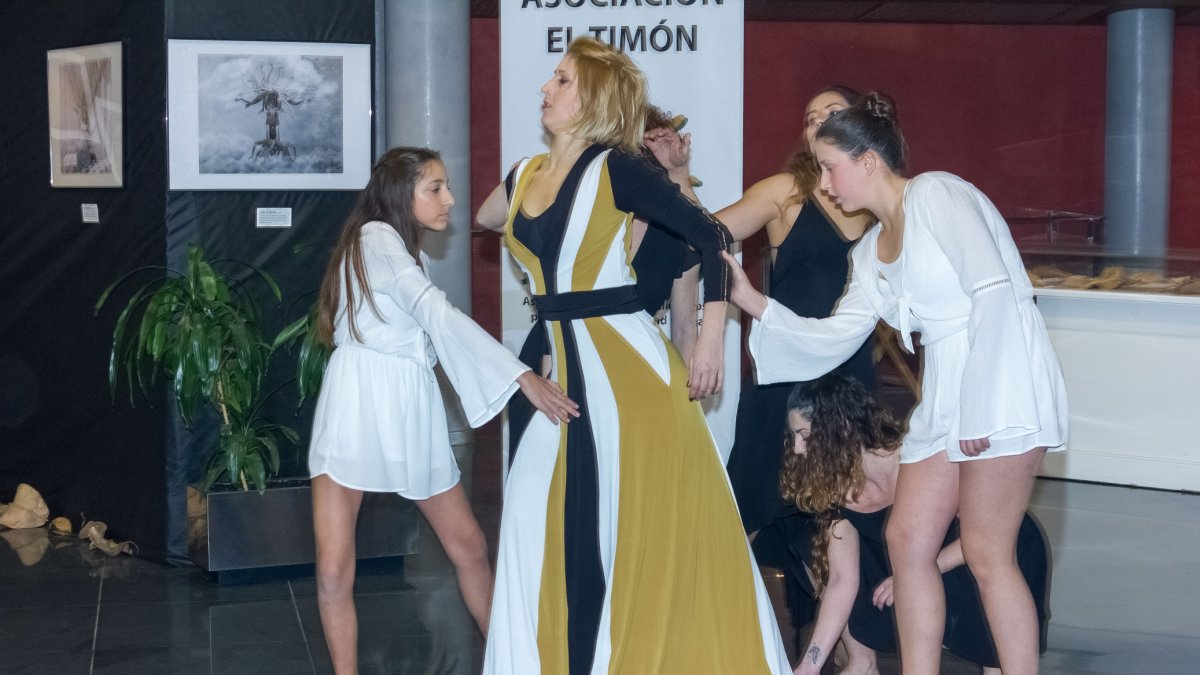 Actuación de la artista durante la exposición fotográfica.