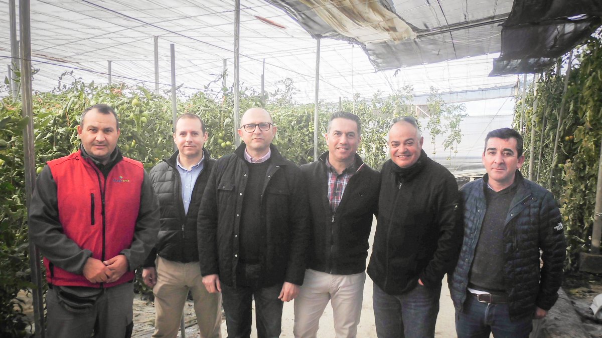 Técnicos agrícolas junto al concejal de Agricultura de El Ejido.