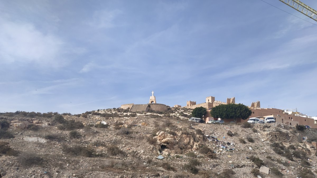 Vista general de la ladera del Cerro de San Cristóbal que va a proceder a limpiarse ahora desde la terraza del edificio de la Gerencia de Urbanismo.