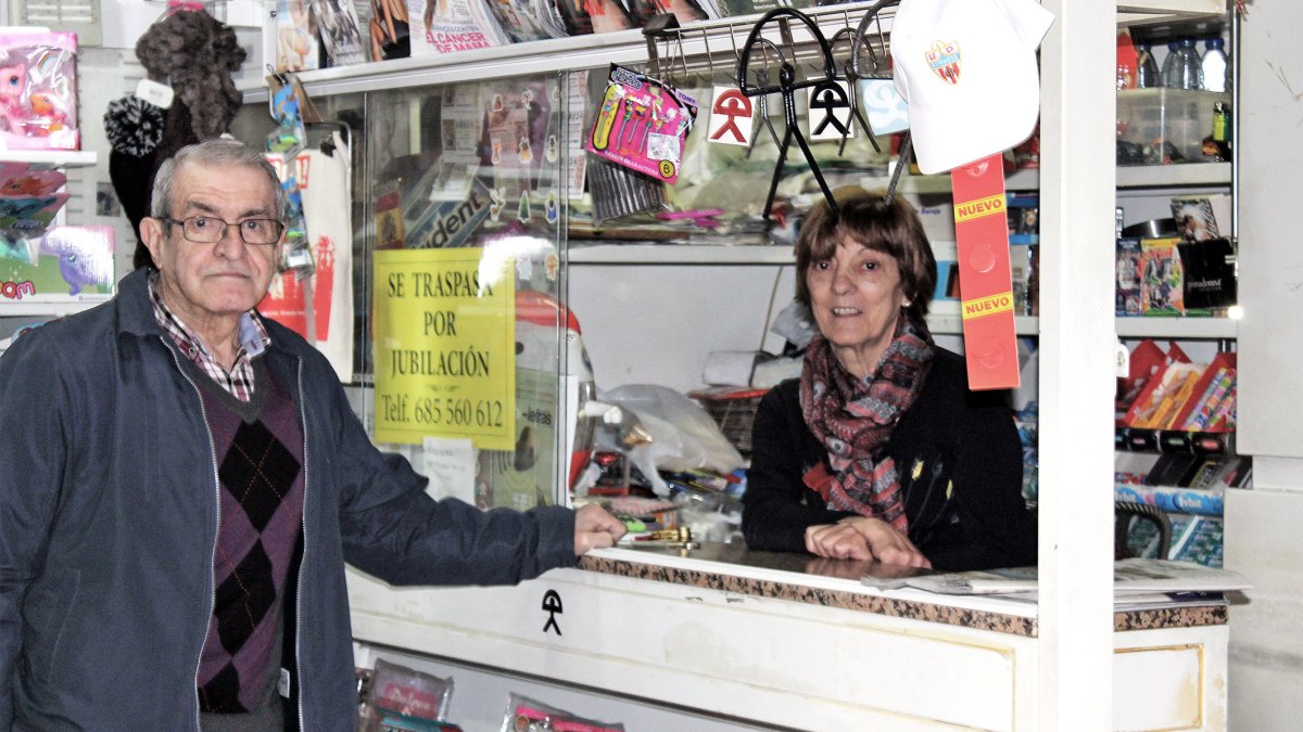 Carmen Gracia Puertas, nieta del fundador del kiosco, con su marido y compañero de trabajo José González.