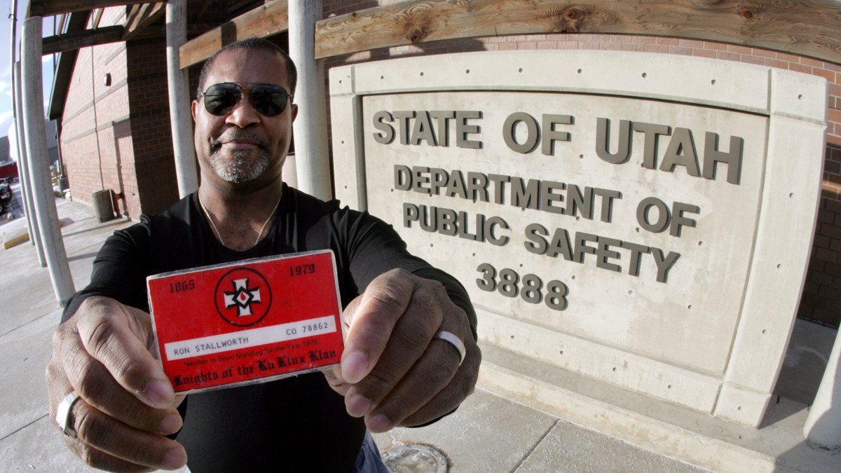 Ronell Eugene Stallworth muestra su  carné del Ku Klux Klan.
