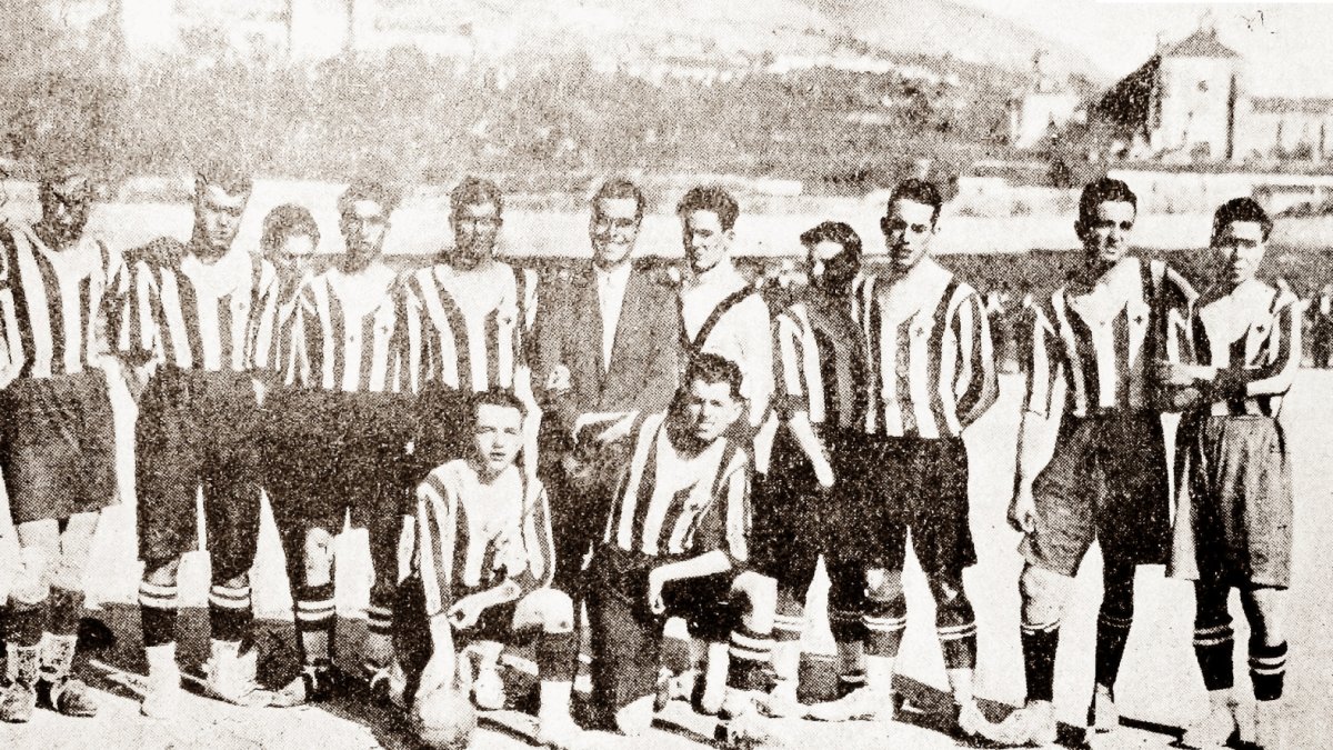 Alineación del Sporting de Almería, en el campo de las Eras de Cristo de Granada en 1927.