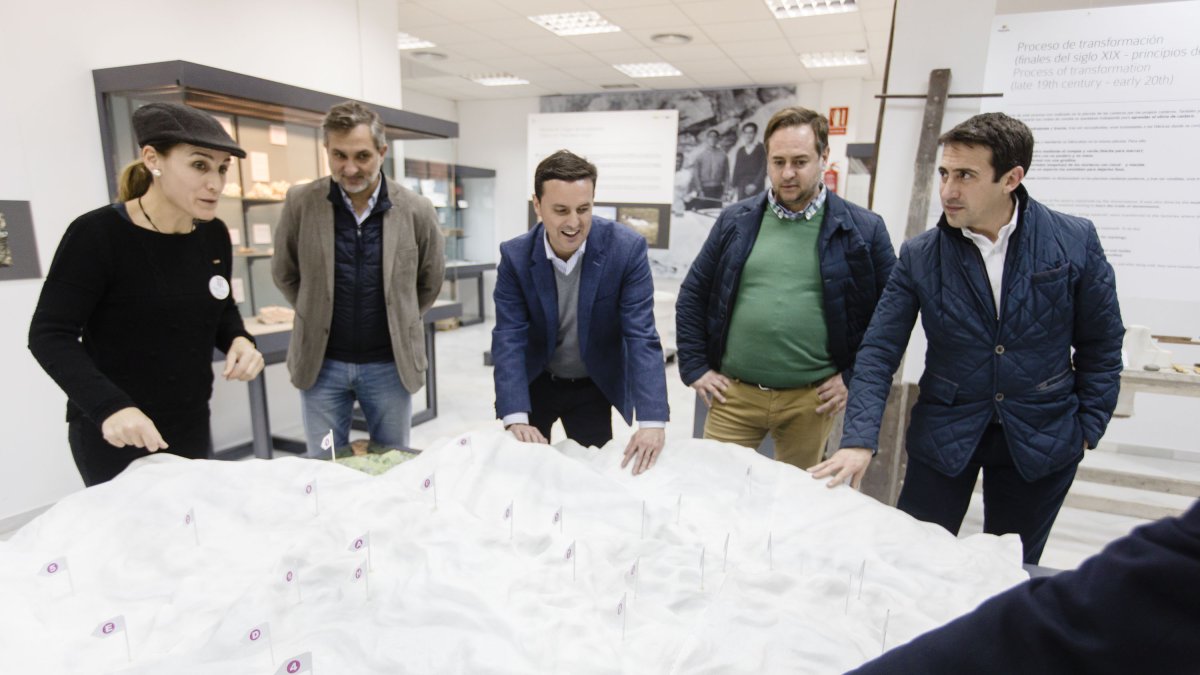 El presidente de Diputación y diputados conocen parte de la historia del mármol.