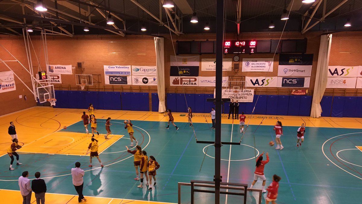 Las almerienses calentando en la pista.
