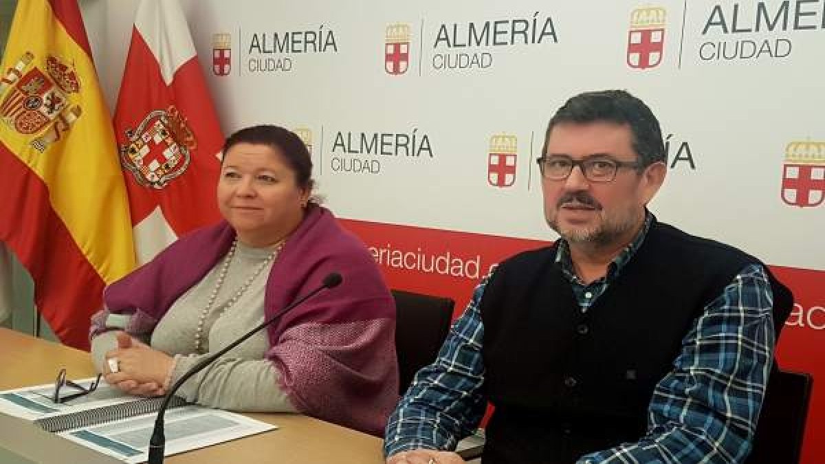 Los concejales de IU en el Ayuntamiento de Almería Rafael Esteban y Amalia Román.