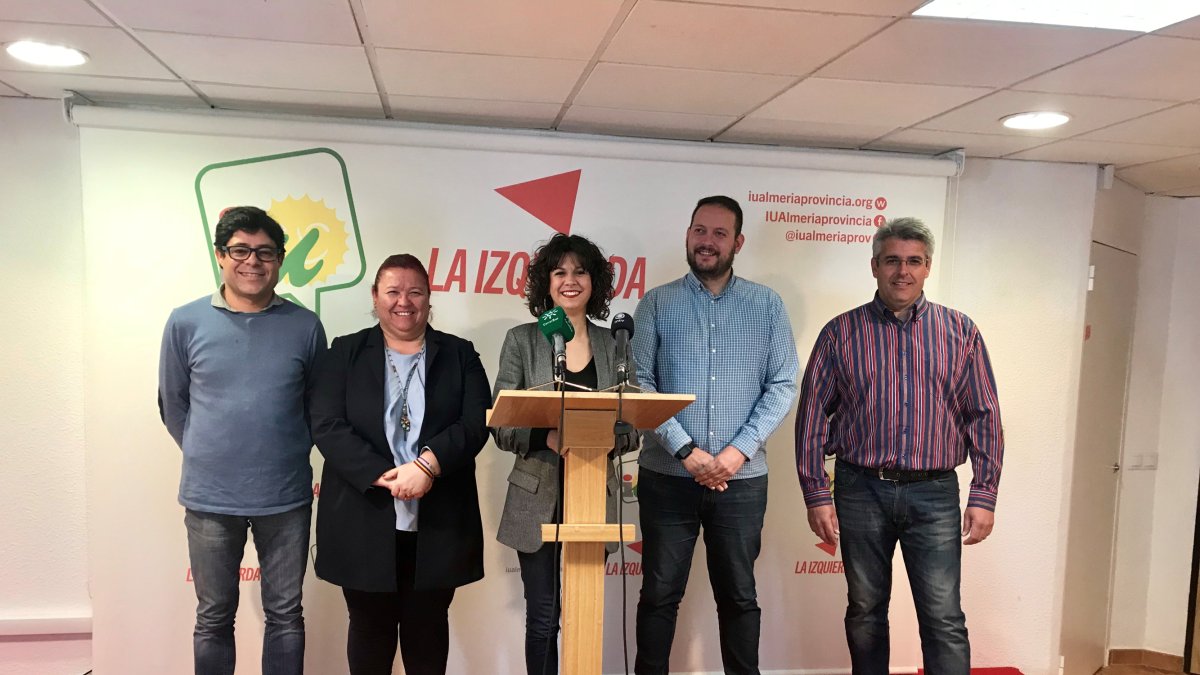 La coordinadora provincial de Izquierda Unida, María Jesús Amate (en el centro de la imagen), junto a alguno de los candidatos de su formación.
