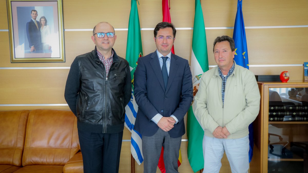 El alcalde y el concejal de Agricultura con el presidente de FERAL