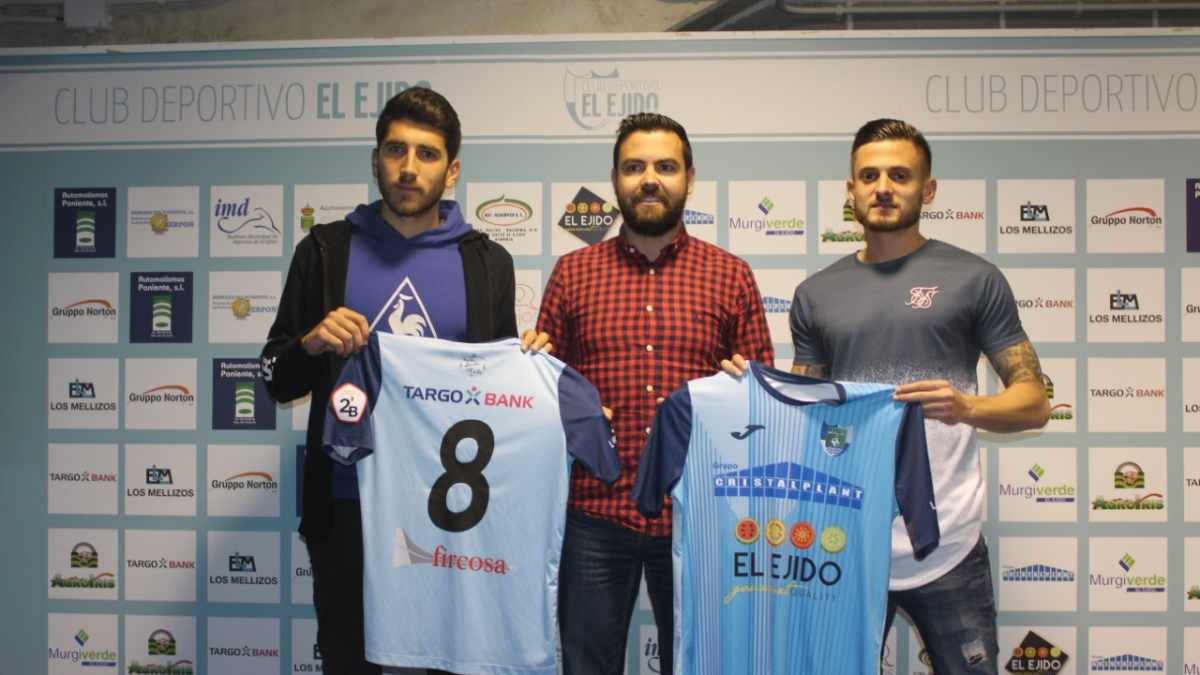 javi Fernández presentando a sus dos nuevos jugadores.