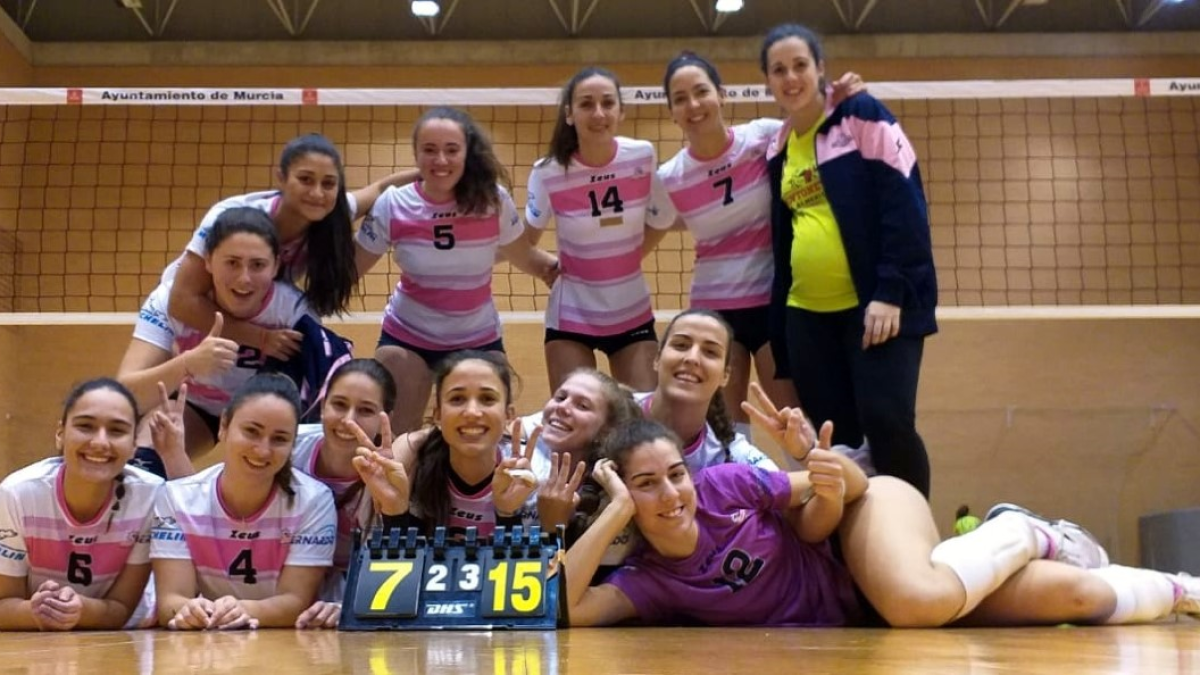 Las almeriense celebrando la victoria en la pista.