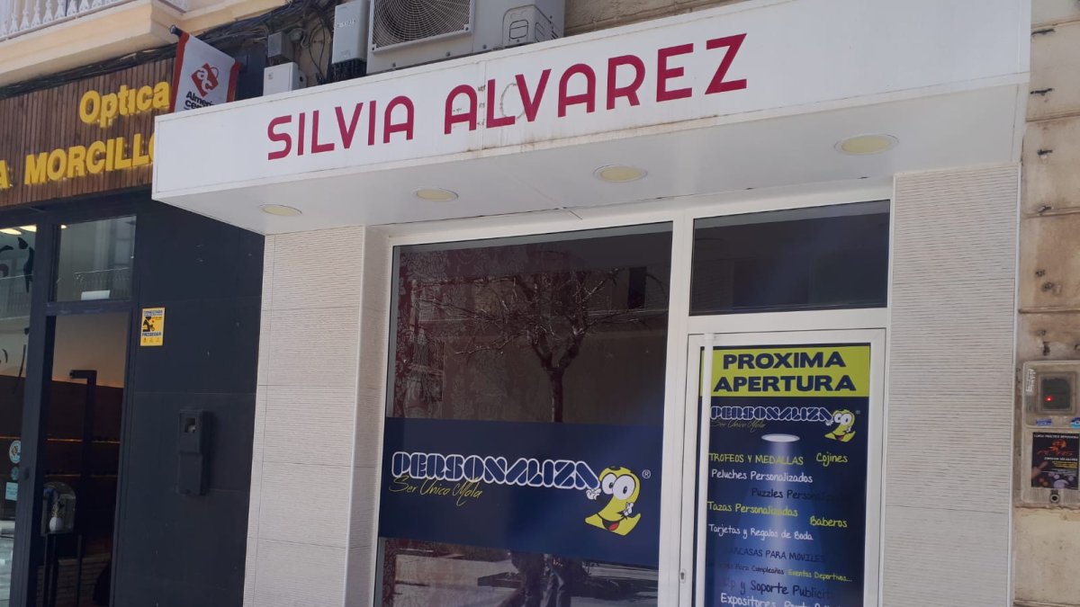 Nuevo negocio que anuncia su apertura en Reyes Católicos.