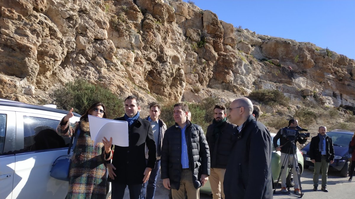 El alcalde y el concejal de Urbanismo conociendo con los técnicos el proyecto