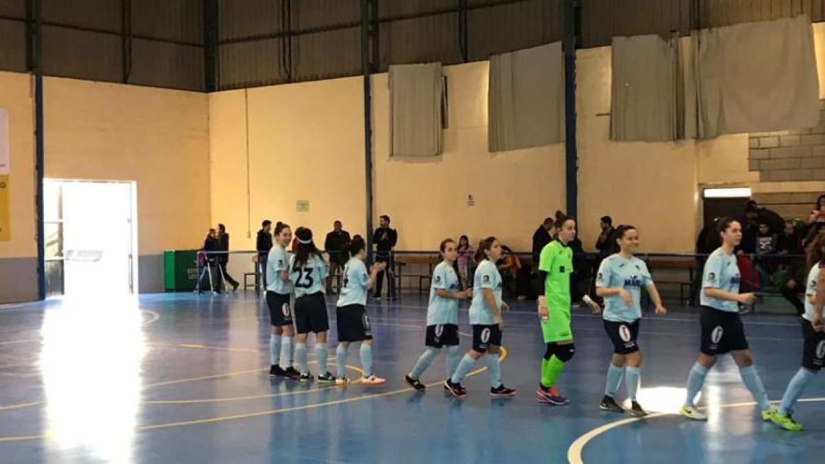 Las jugadoras se saludan en el centro de la pista.